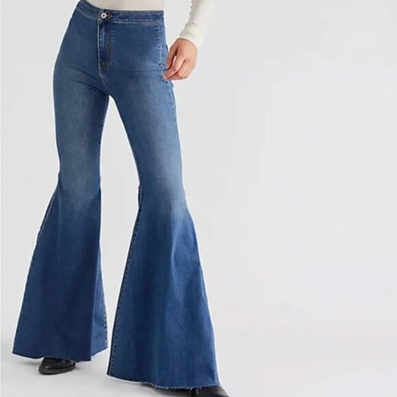 FREE PEOPLE Just Float On Flare Jeans / Elephant Bell Bottoms - Size 26 Short - Picture 1 of 10